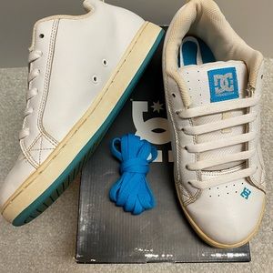 DC Women’s Court Graffik SE Size 8.5 (White/Turquoise/Silver).